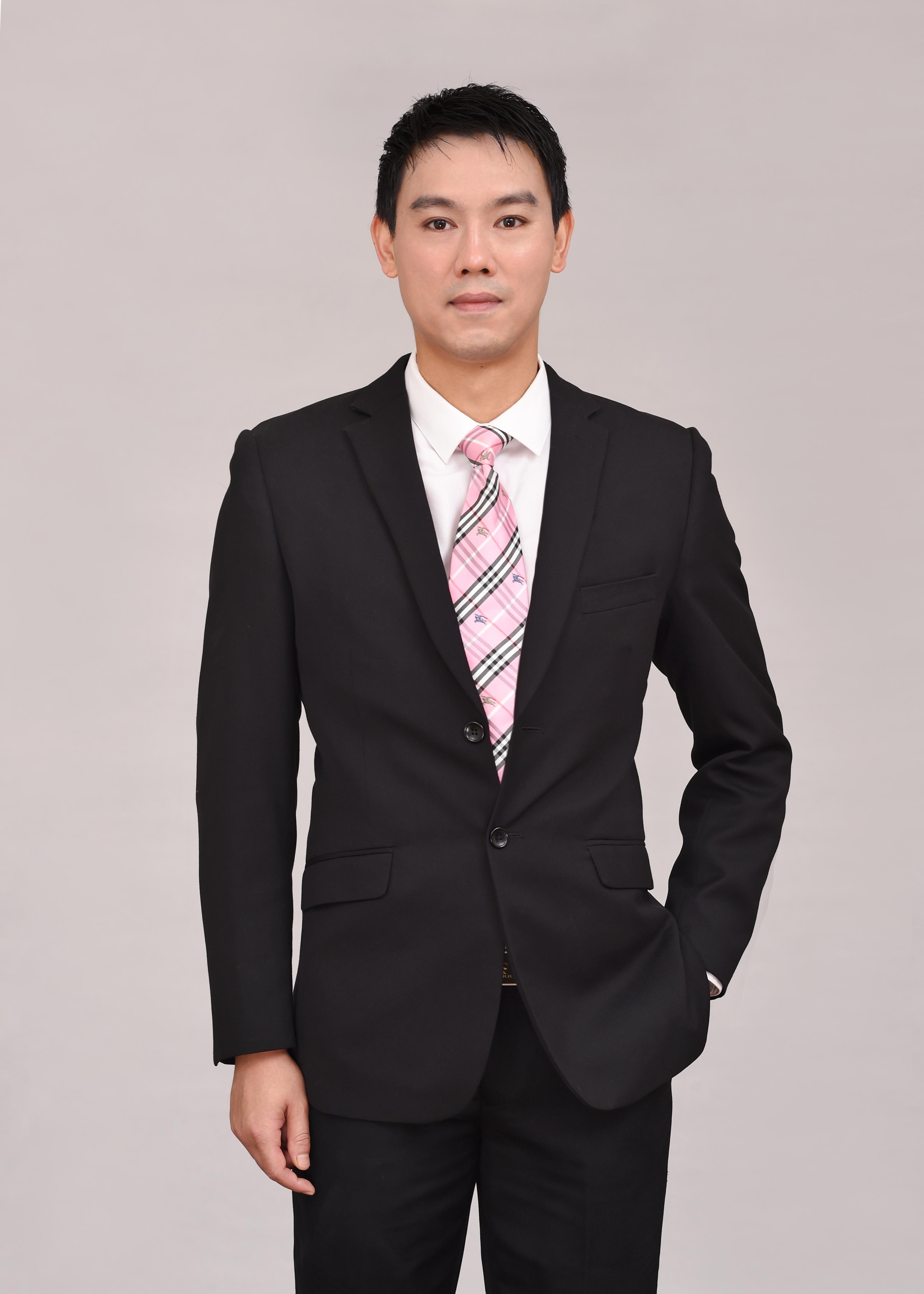 秦予白 视觉与舞美负责人